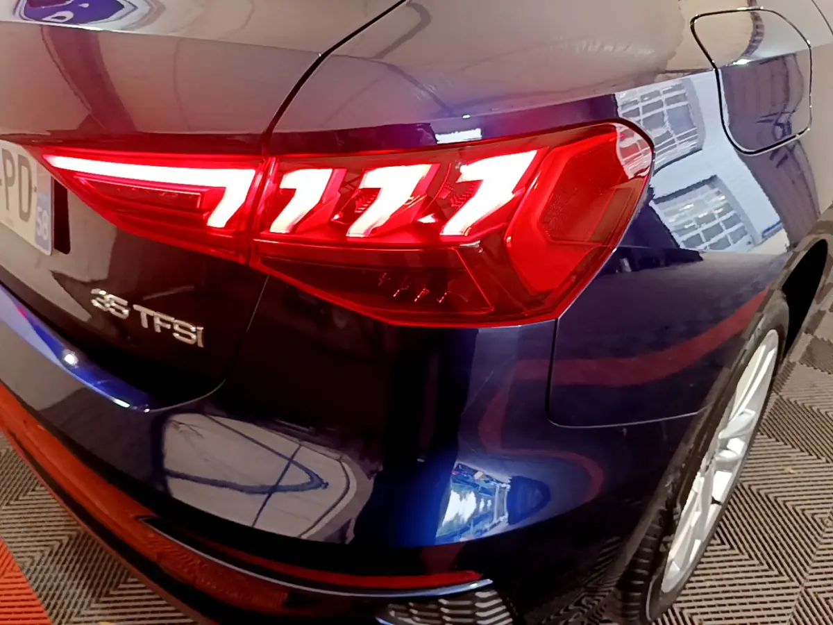 Gros plan sur le feu arrière droit rouge et la partie arrière bleue brillante d'une Audi A3 35 TFSI 2023.