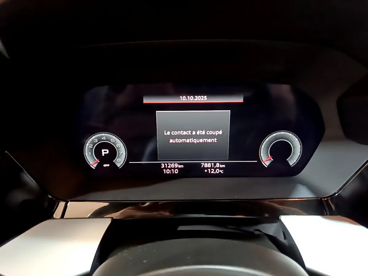 Tableau de bord numérique de l'Audi A3 35 TFSI 2023 affichant un message d'arrêt automatique du contact.