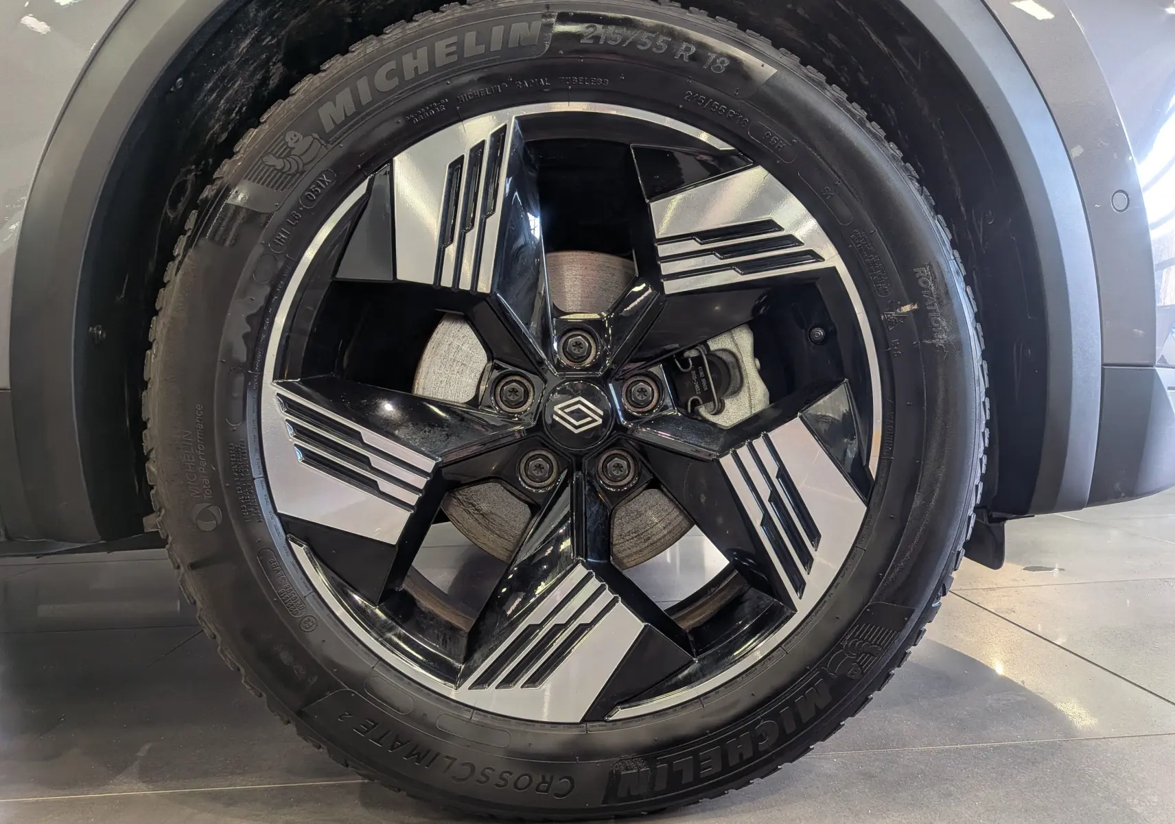 Gros plan sur la jante noire et argentée du Renault SYMBIOZ E-TECH 2025 avec pneu Michelin CrossClimate 18 pouces.
