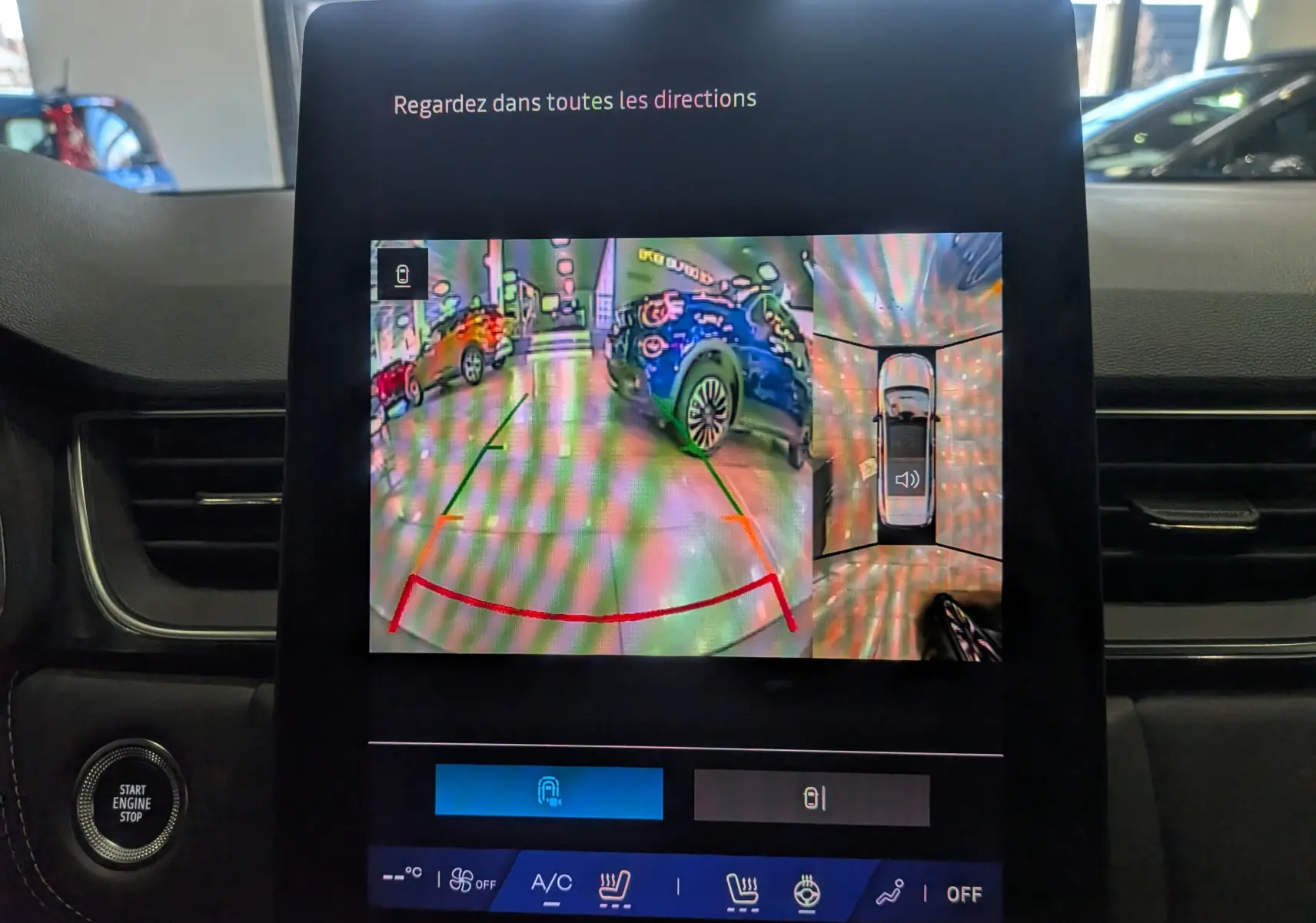 Écran central montrant la caméra de recul et vue 360° du Renault Symbioz gris Cassiopé, intérieur avec bouton start visible.