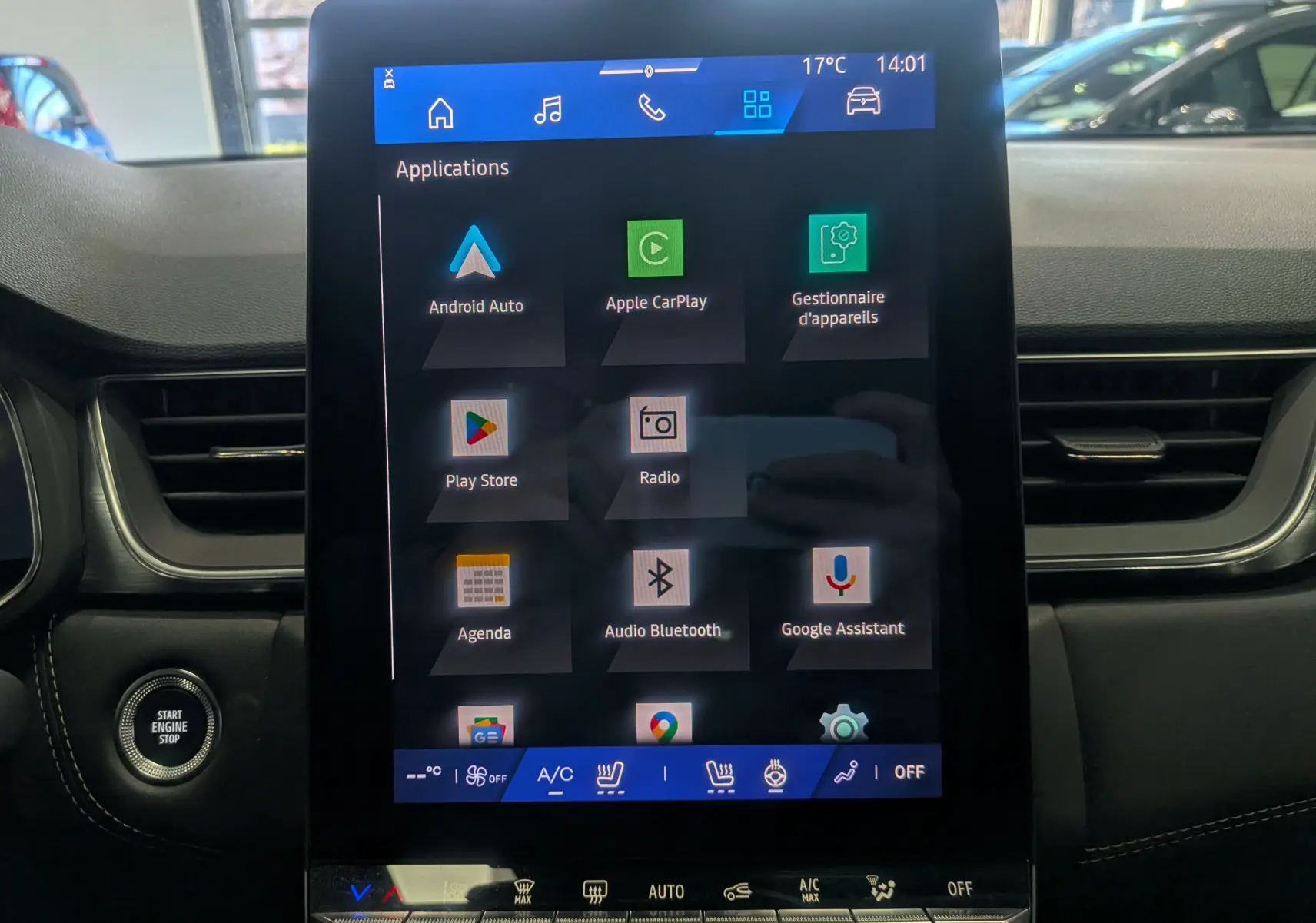 Écran tactile central du Renault Symbioz E-Tech gris Cassiopé, affichant les applications connectées et commandes climatiques.