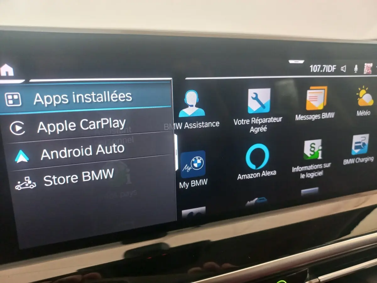 Écran tactile central du BMW X3 xDrive30e 2022 affichant les applications Apple CarPlay et Android Auto.