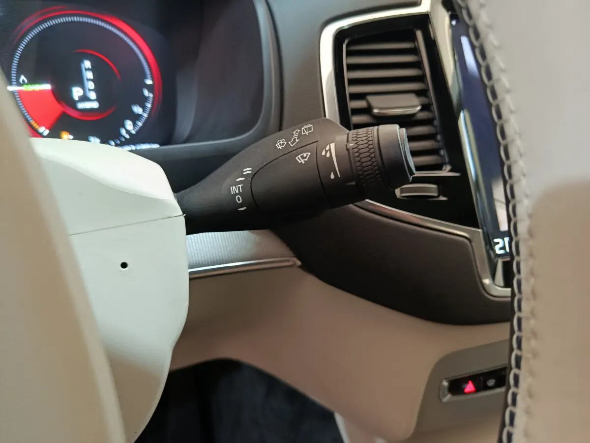 Gros plan sur la manette d'essuie-glace côté gauche du tableau de bord gris clair du Volvo XC90 T8 hybride 2019.