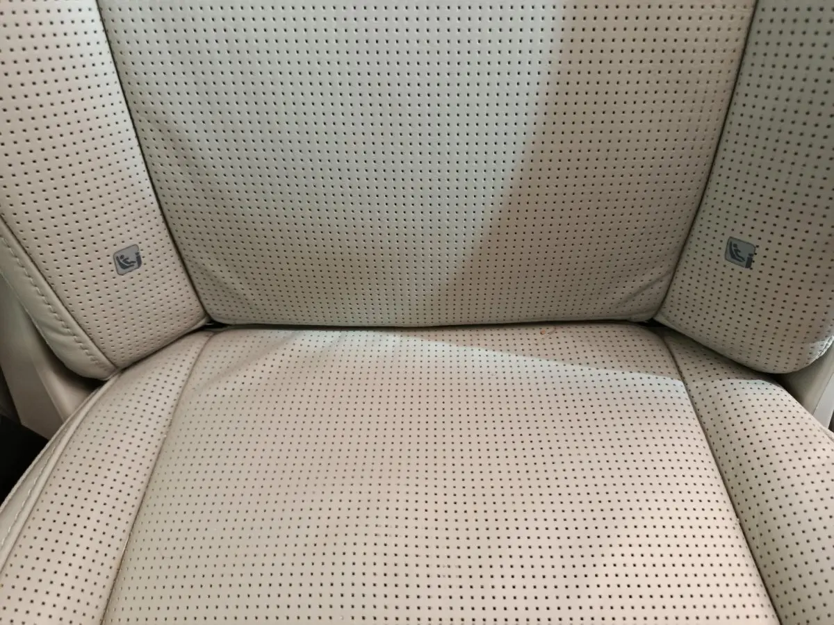 Gros plan sur un siège individuel beige perforé de la 3ème rangée du Volvo XC90 T8 hybride rechargeable.