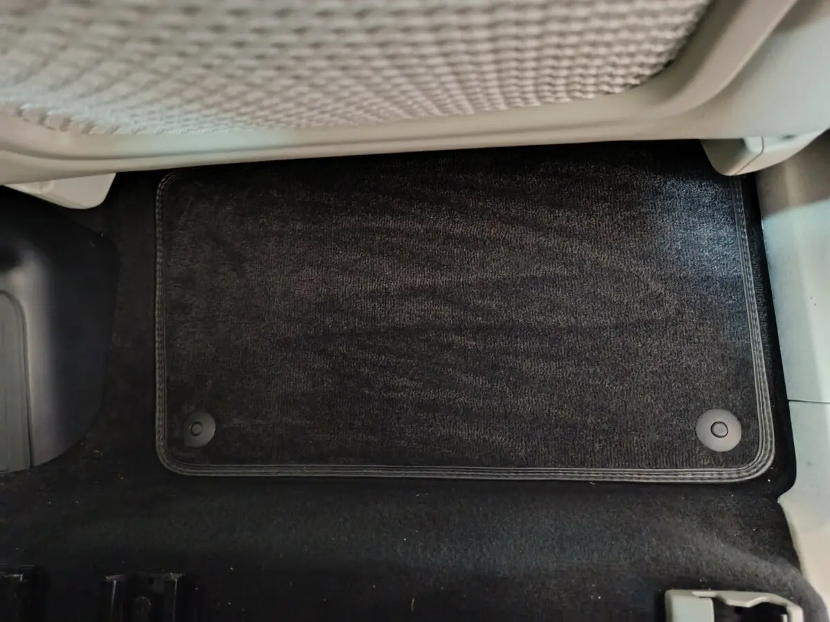 Tapis de sol noir côté passager avant dans l'habitacle du Volvo XC90 T8 gris clair de 2019