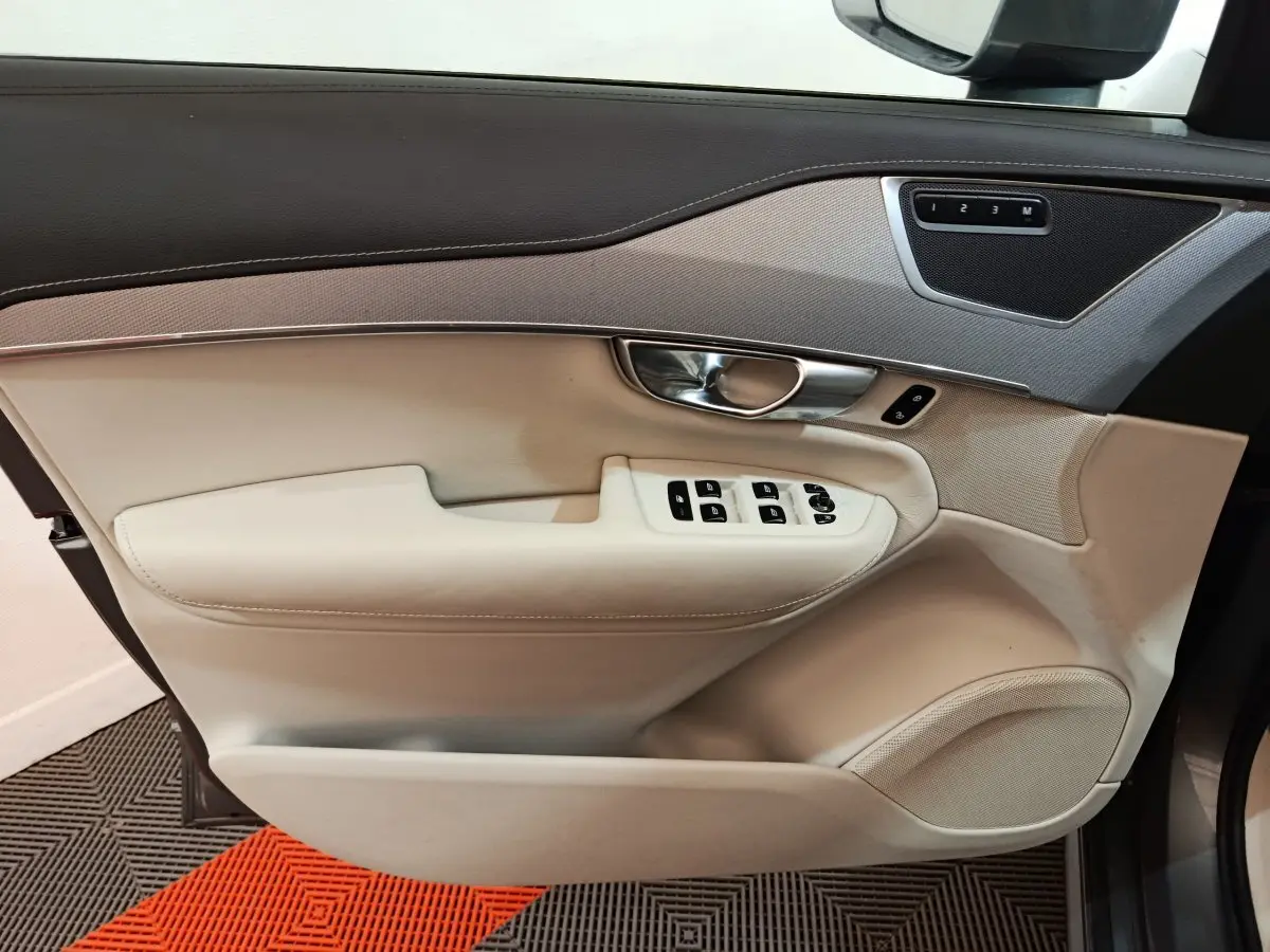 Panneau de porte avant droit beige et noir du Volvo XC90 T8, avec commandes vitres et mémoire sièges.