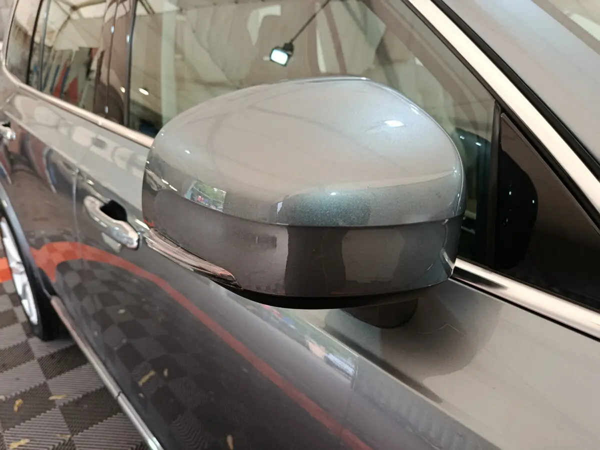 Rétroviseur droit gris clair du Volvo XC90 T8 Twin Engine, vue rapprochée sur la portière avant.