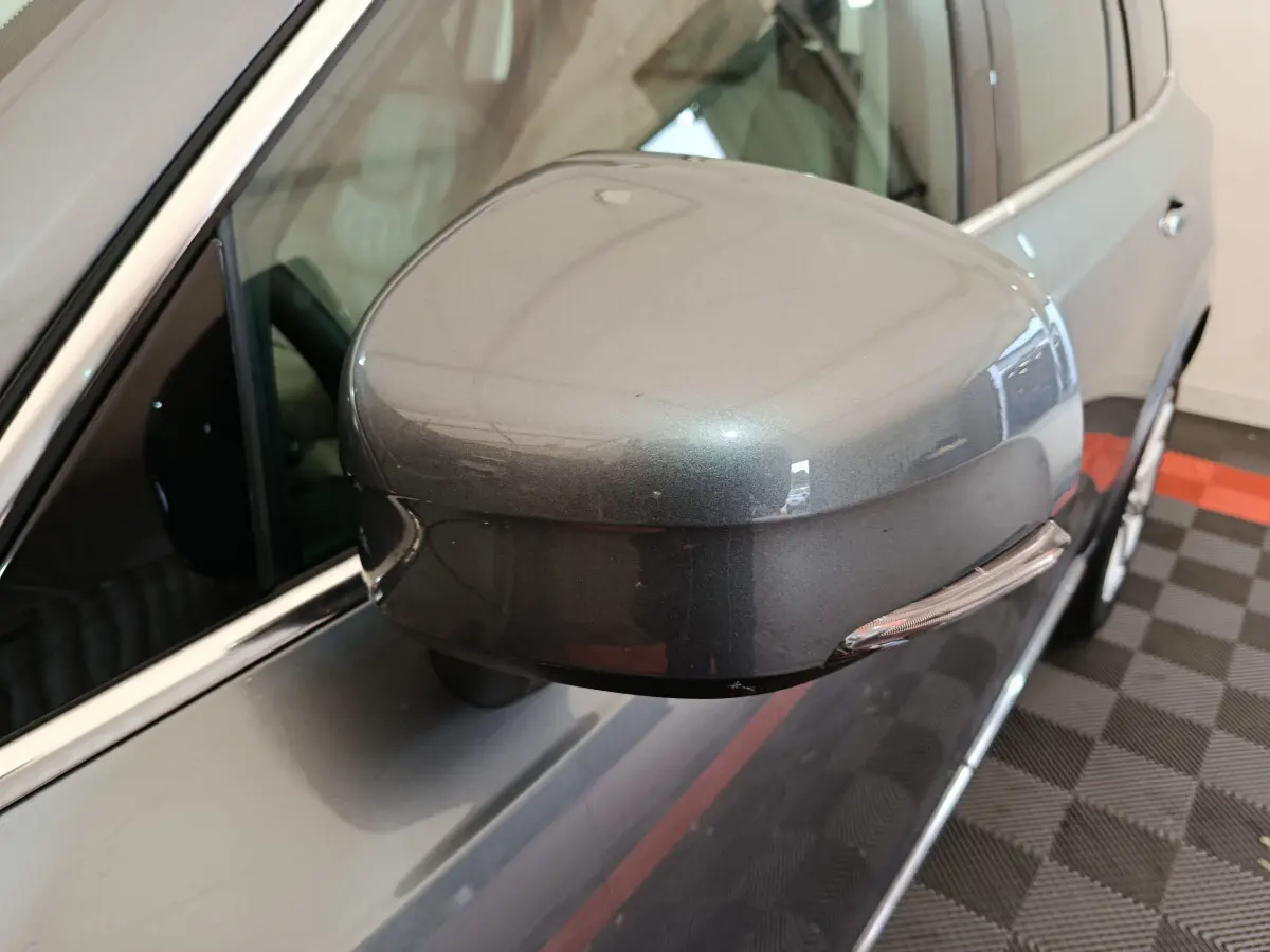 Rétroviseur droit gris clair du Volvo XC90 T8 Twin Engine, avec clignotant intégré, vue rapprochée côté passager.