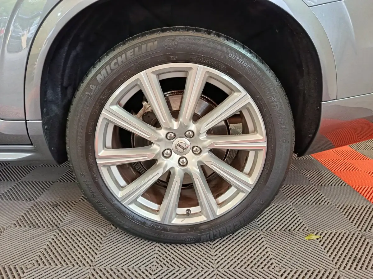 Gros plan sur la roue avant droite gris clair du Volvo XC90 T8 avec jante alliage et pneu Michelin visible