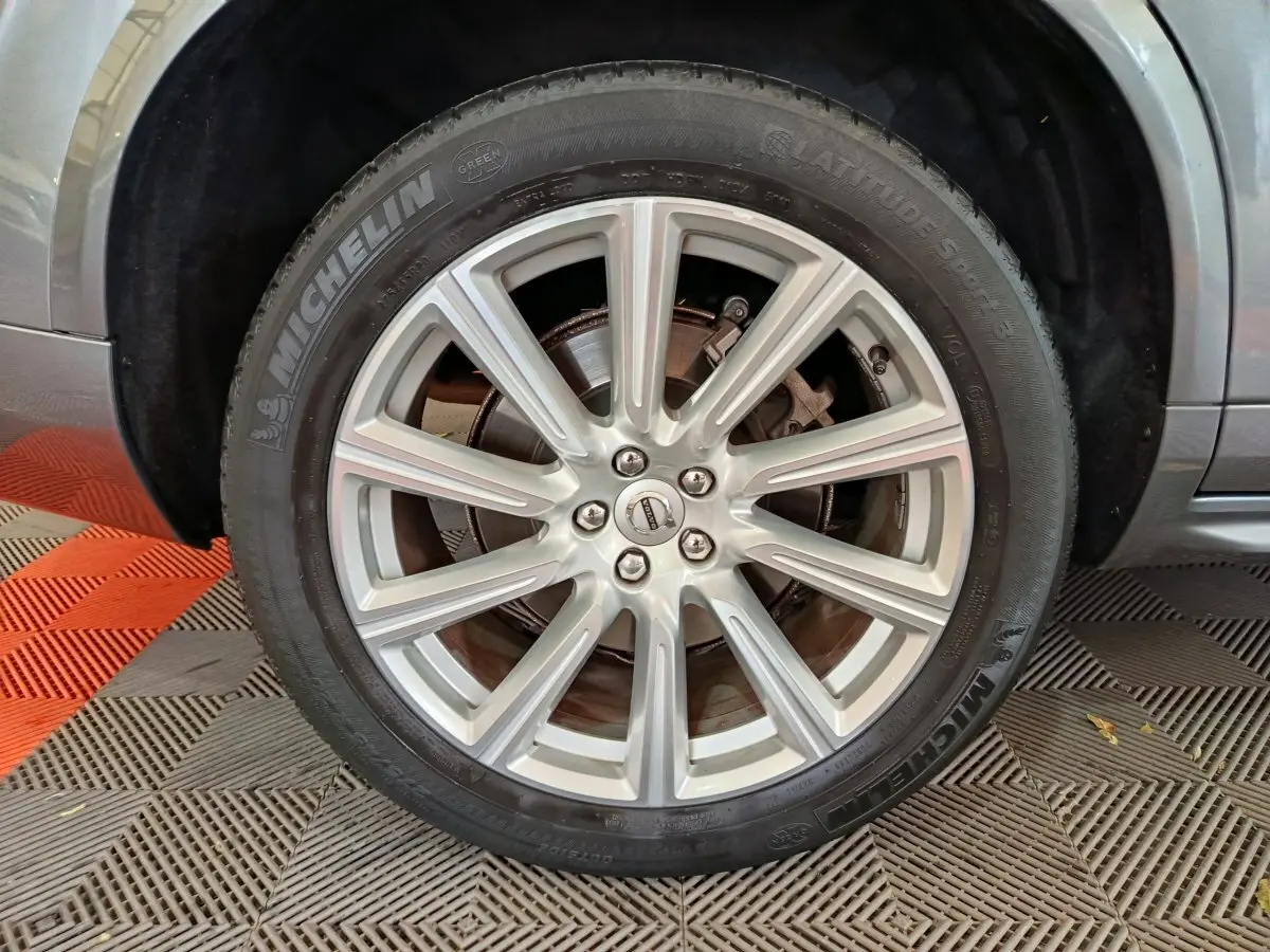 Gros plan sur la roue avant droite du Volvo XC90 gris clair avec jante alliage et pneu Michelin.