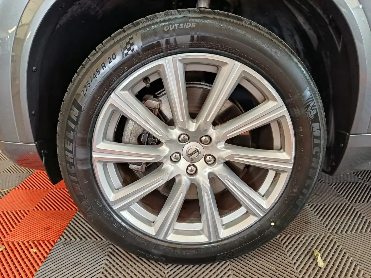 Gros plan sur la roue avant droite gris clair du Volvo XC90 T8 avec jante alliage et pneu Michelin.