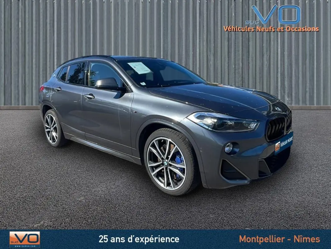 BMW X2 F39 M35i gris métallisé en 3/4 avant droit avec jantes alliage 19 pouces et calandre noire sportive