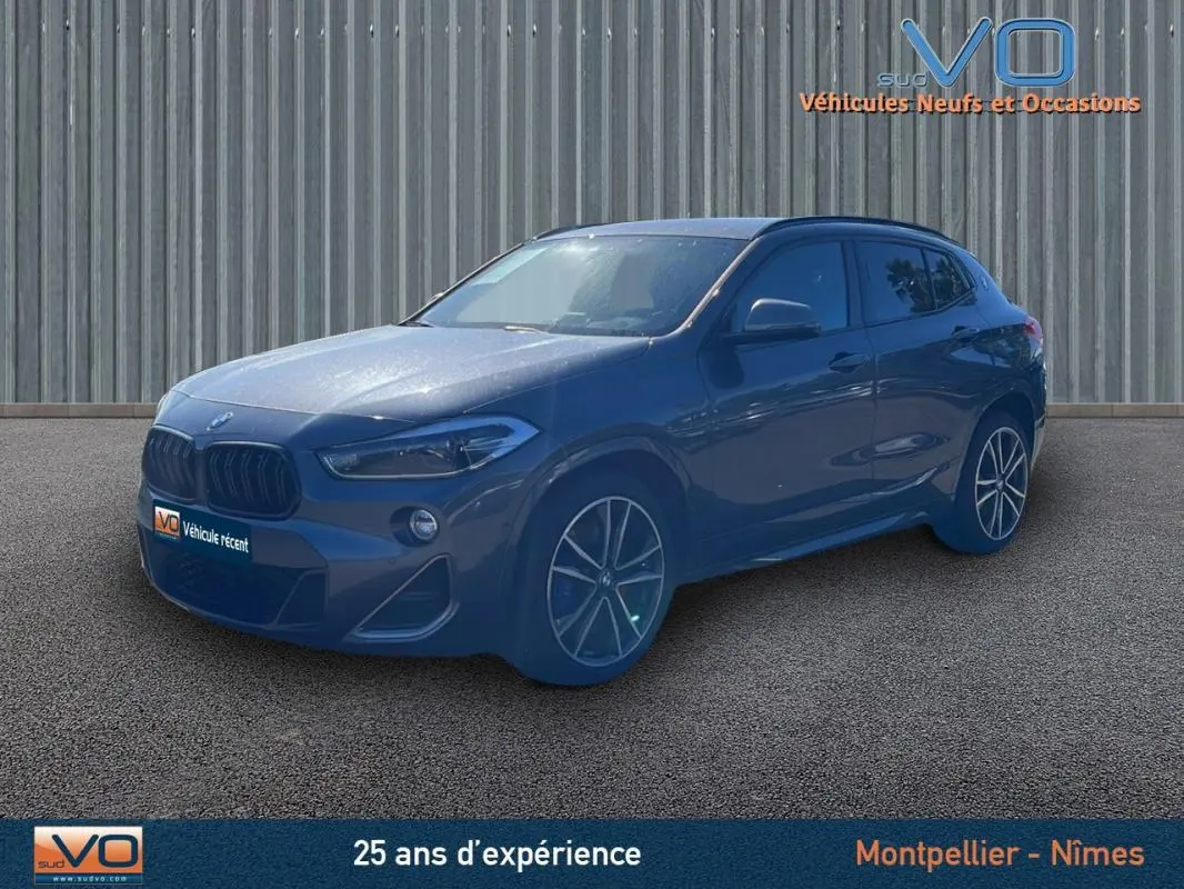 BMW X2 F39 M35i gris en 3/4 avant droit, avec jantes alliage 19 pouces et calandre noire sportive