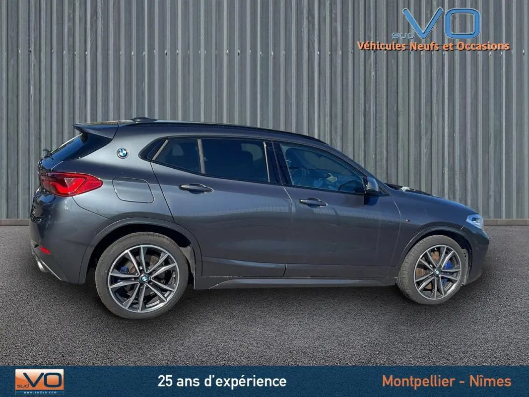 Profil côté gauche d'un BMW X2 F39 M35i gris 2019 avec jantes alliage 19 pouces et logo M Performance visible sur la carrosserie.