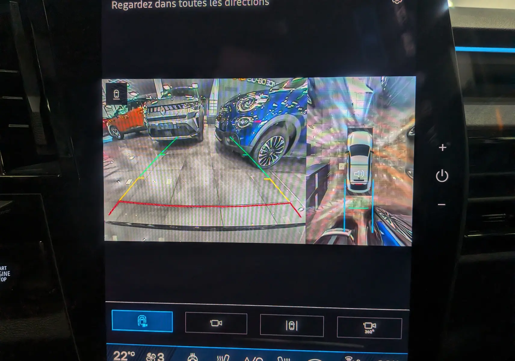 Écran de caméra 360° du Renault Rafale gris schiste satin, vue arrière et vue aérienne du stationnement.
