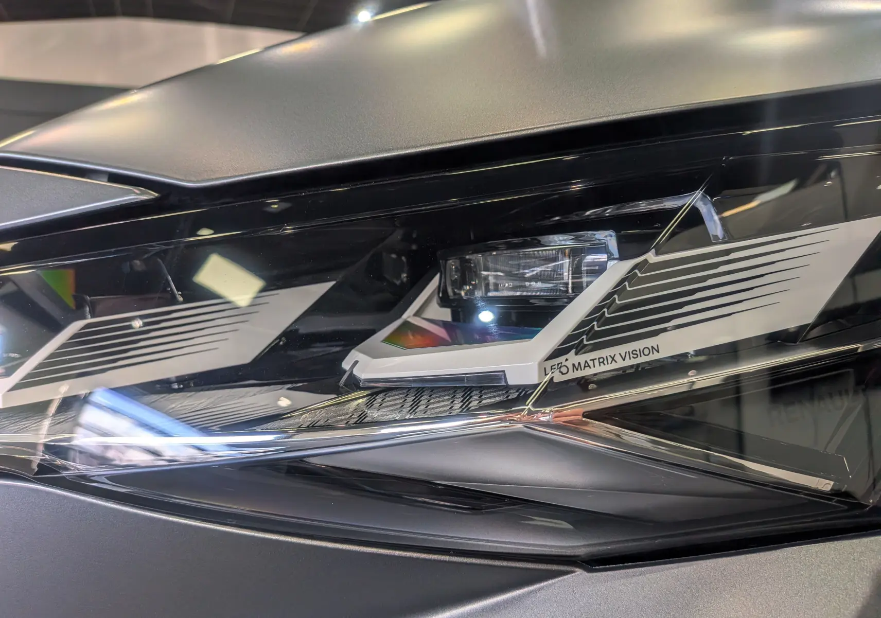 Gros plan sur le phare avant droit LED Matrix Vision du Renault Rafale gris Schiste Satin 2025.