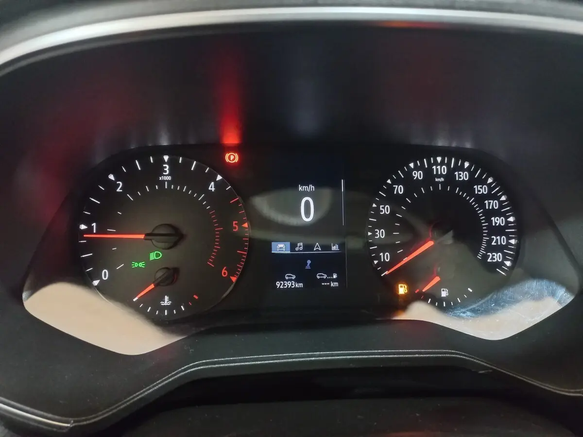 Tableau de bord de Renault Clio Air Nav Blue dCi 85 2020, affichage numérique central et compte-tours à gauche.