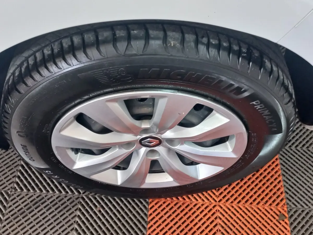 Gros plan sur la roue avant droite blanche d'une Renault Clio 2020 avec jante alliage et pneu Michelin.