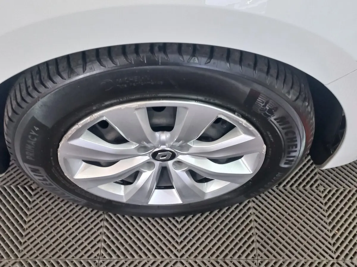 Gros plan sur la roue avant droite d'une Renault Clio blanche 2020 avec jante alliage et pneu Michelin.