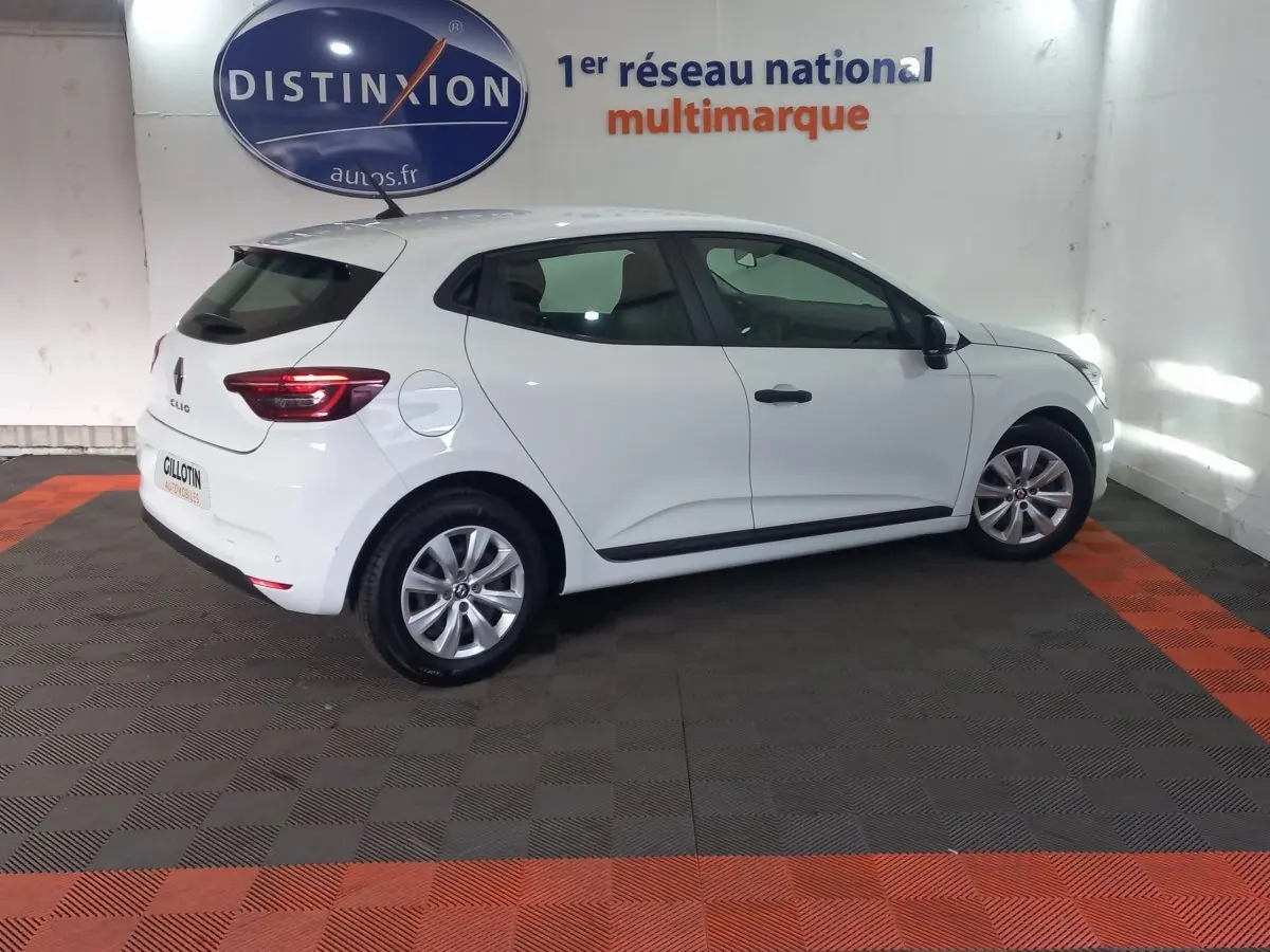 Profil droit d'une Renault Clio blanche 2020 Air Nav Blue dCi 85, avec jantes alliage et feux arrière LED visibles.