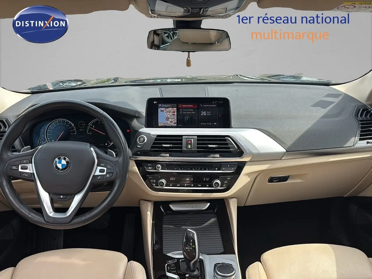 Intérieur beige clair du BMW X4 XDRIVE 30D 2019, vue frontale sur tableau de bord et volant multifonction.