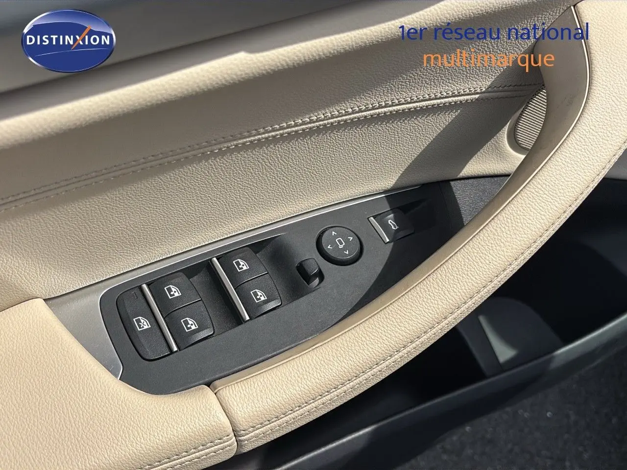 Gros plan sur les commandes de lève-vitres et rétroviseurs côté conducteur en cuir beige du BMW X4 XDRIVE 30D 2019.