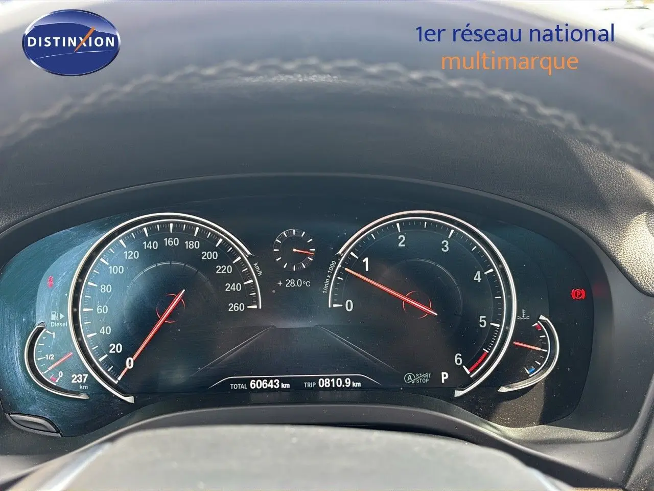 Vue rapprochée du tableau de bord du BMW X4 XDRIVE 30D 2019, affichant compteurs et indicateurs numériques.