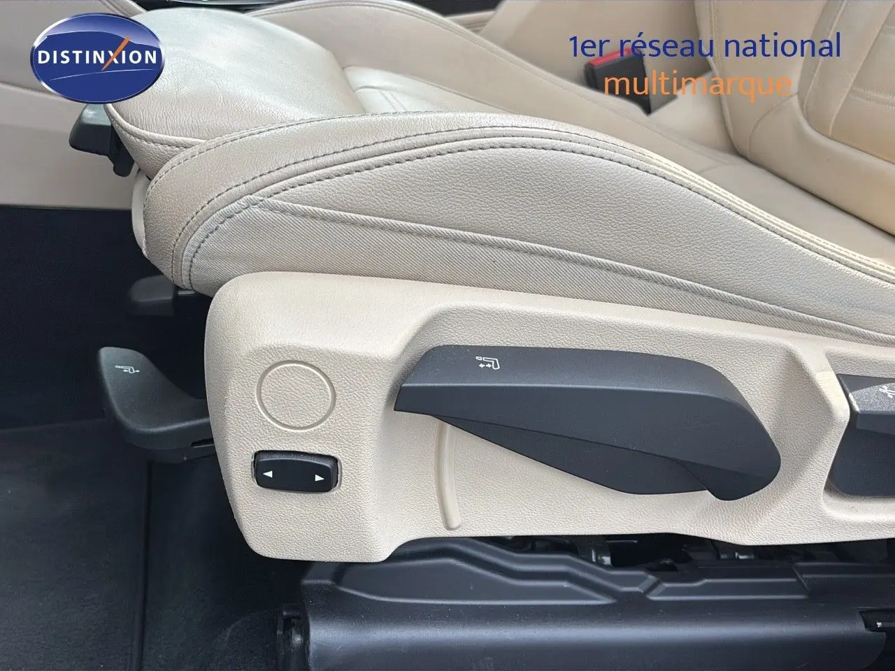 Réglage électrique des sièges en cuir beige à l'avant d'un BMW X4 XDRIVE 30D Sparkling Storm Métal.