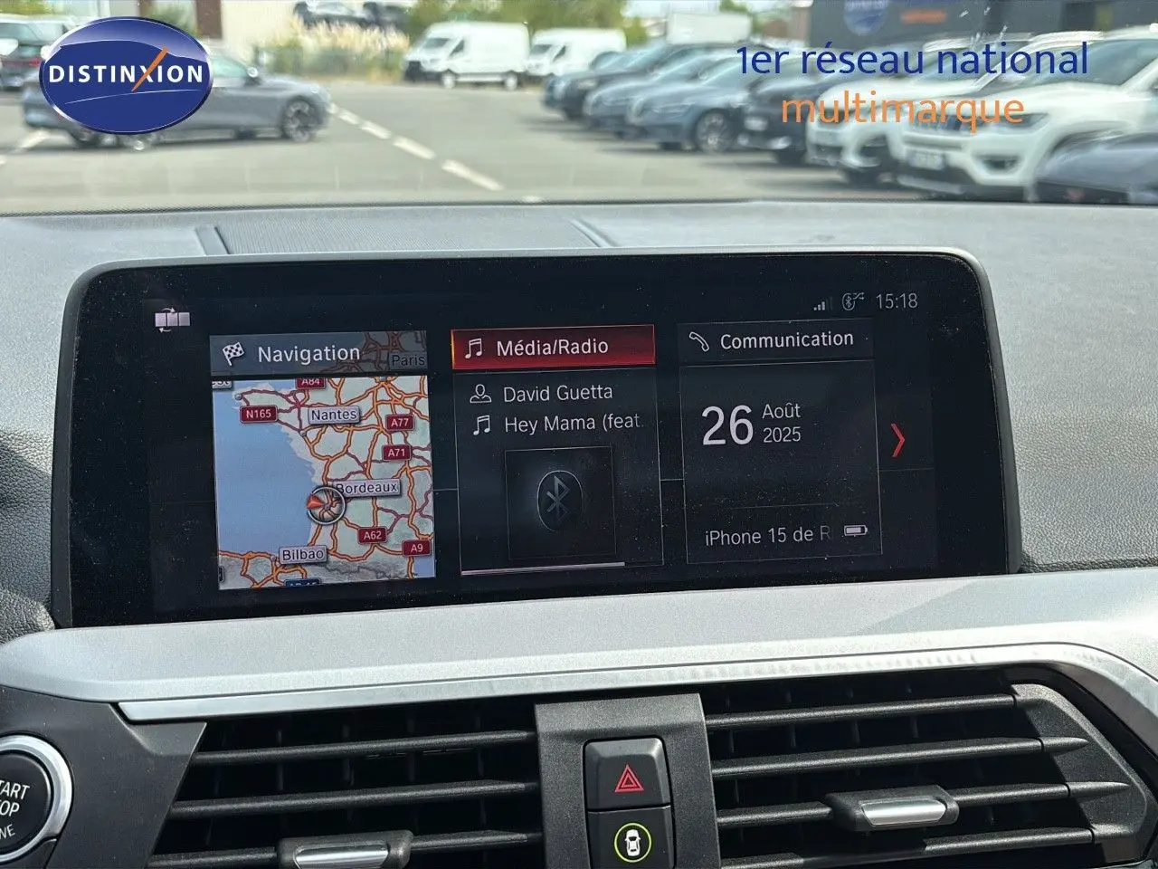 Écran central du tableau de bord du BMW X4 XDRIVE 30D 2019 affichant navigation, média et communication.