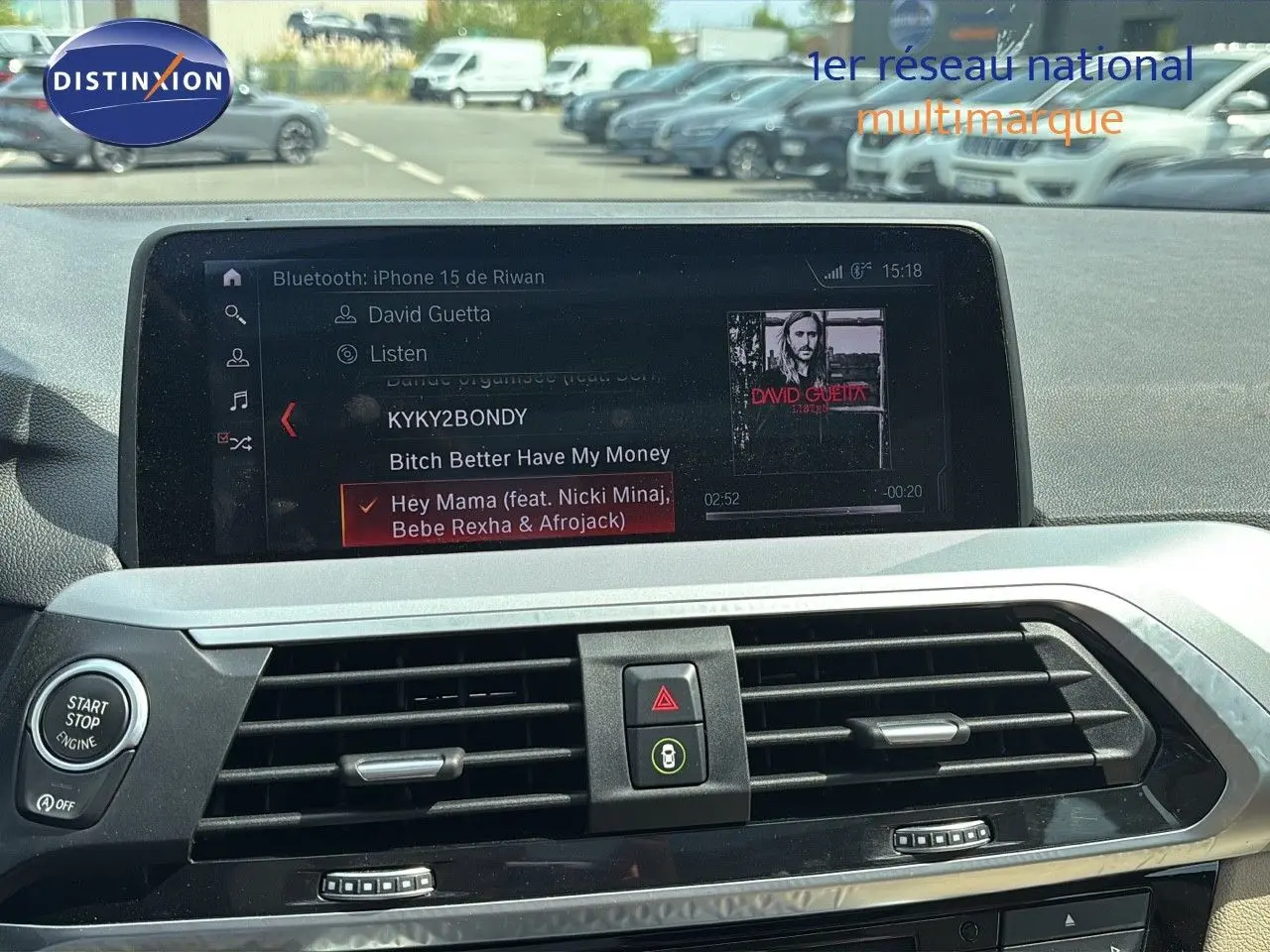 Tableau de bord intérieur d'une BMW X4 XDRIVE 30D 2019 avec écran multimédia affichant une playlist Bluetooth.