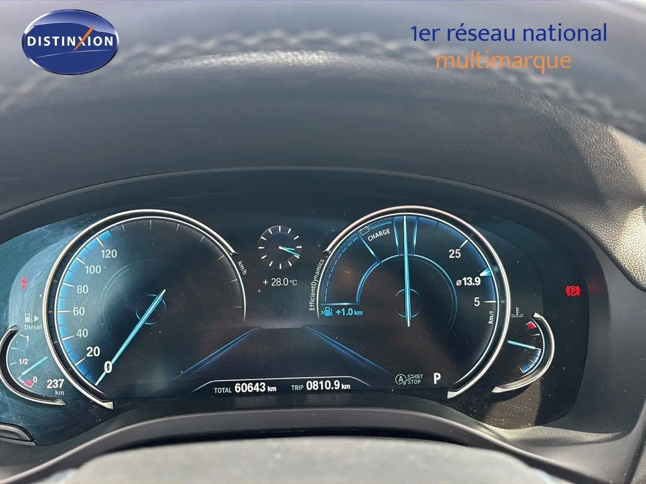 Tableau de bord numérique BMW X4 XDRIVE 30D 2019 affichant vitesse, température et autonomie en vue frontale rapprochée.