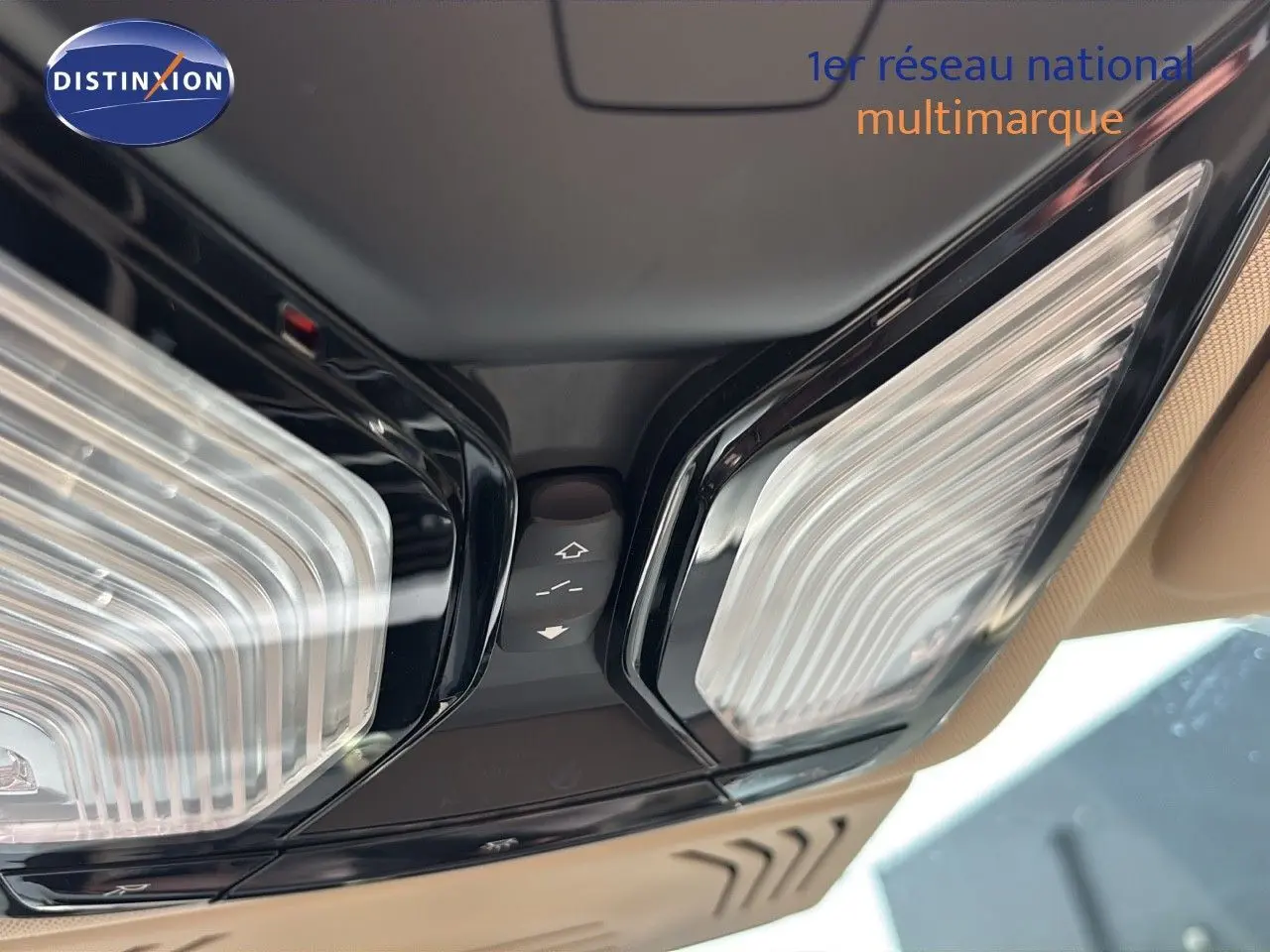 Plafonnier intérieur beige du BMW X4 XDRIVE 30D 2019, mettant en valeur les commandes d'éclairage et les détails noirs brillants.