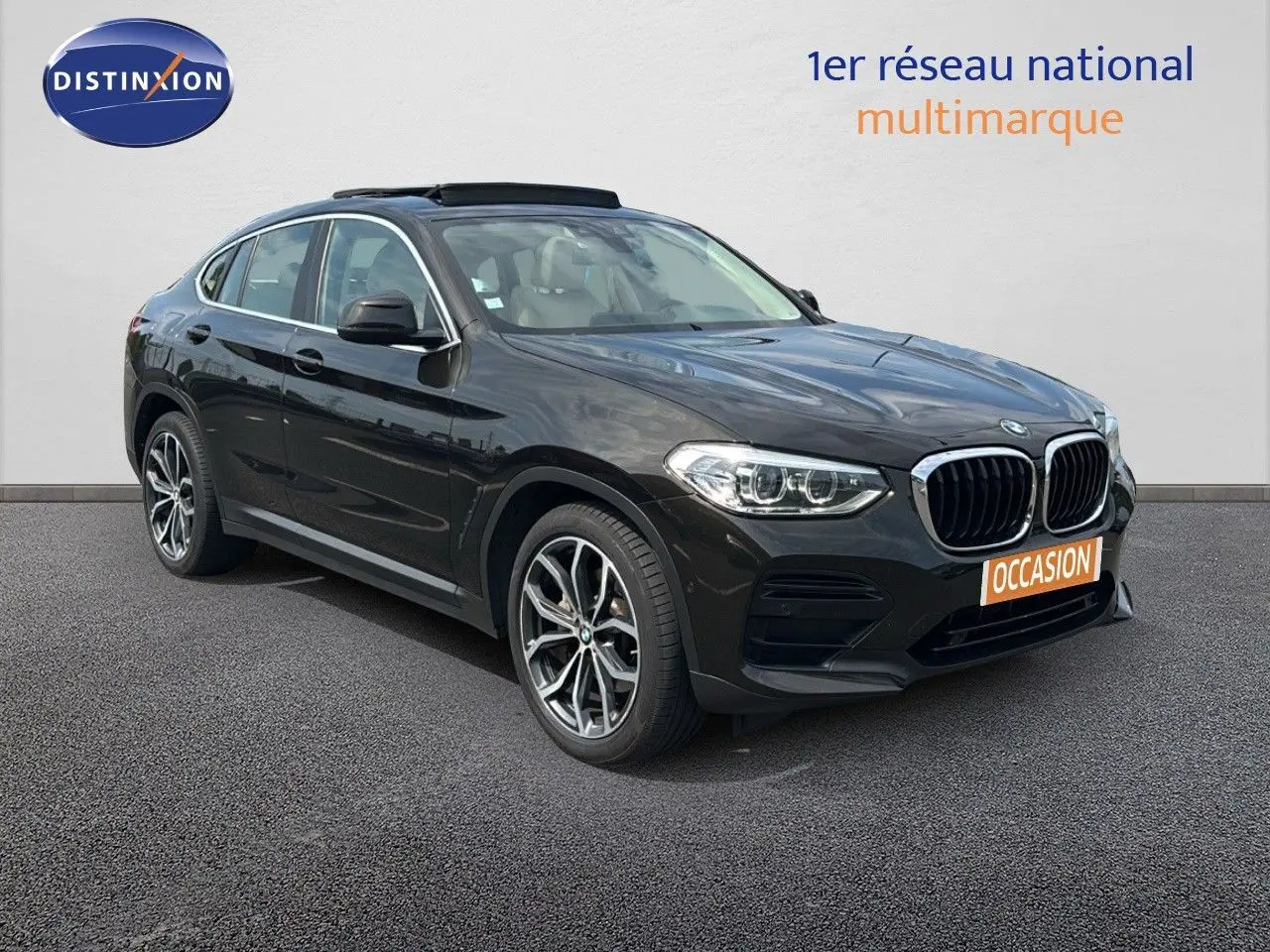 BMW X4 XDRIVE 30D Sparkling Storm Métal vue 3/4 avant droit avec jantes alliage et toit ouvrant panoramique.