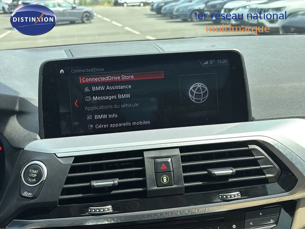 Vue rapprochée du tableau de bord du BMW X4 XDRIVE 30D 2019, écran connecté et commandes centrales visibles.