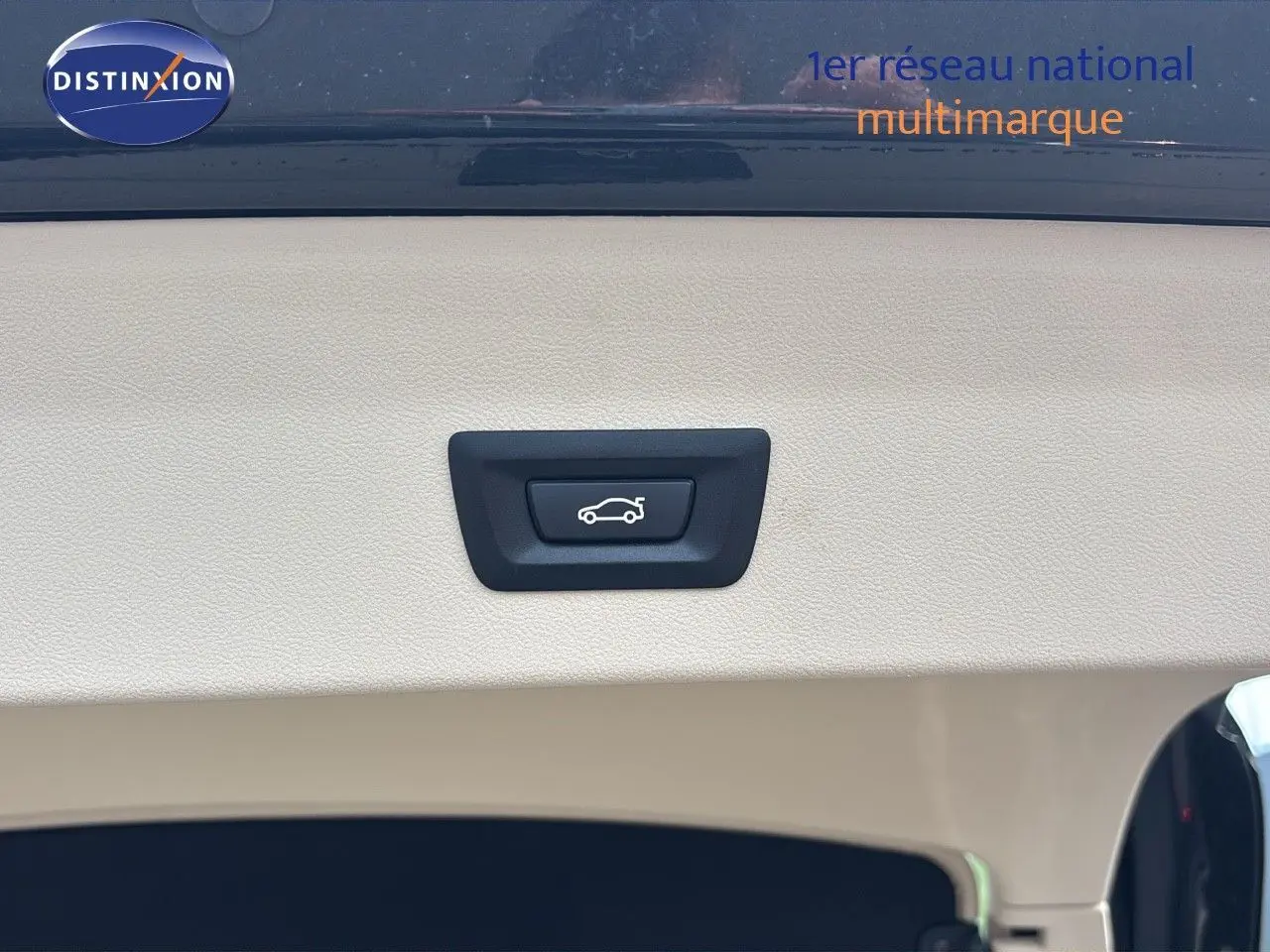 Bouton d'ouverture électrique du hayon sur intérieur beige du BMW X4 XDRIVE 30D 2019 Sparkling Storm Métal.