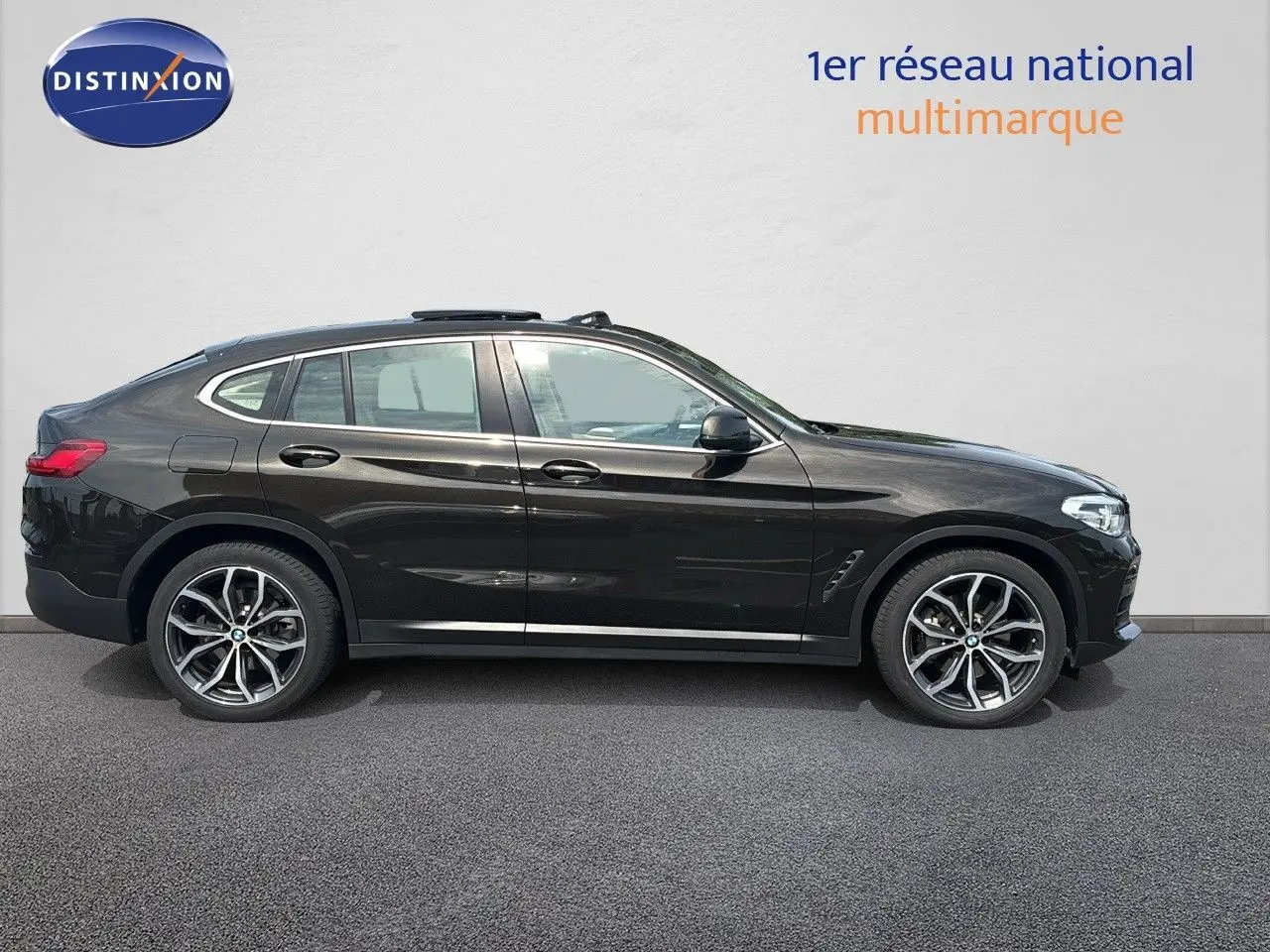 BMW X4 XDRIVE 30D noir Sparkling Storm métal, vue profil côté gauche sur fond clair, jantes alliage visibles.