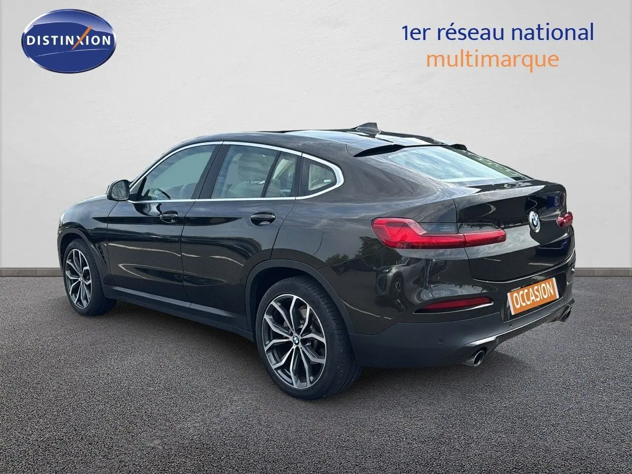 BMW X4 XDRIVE 30D Sparkling Storm métal vue 3/4 arrière côté gauche, avec jantes alliage et feux LED distinctifs.