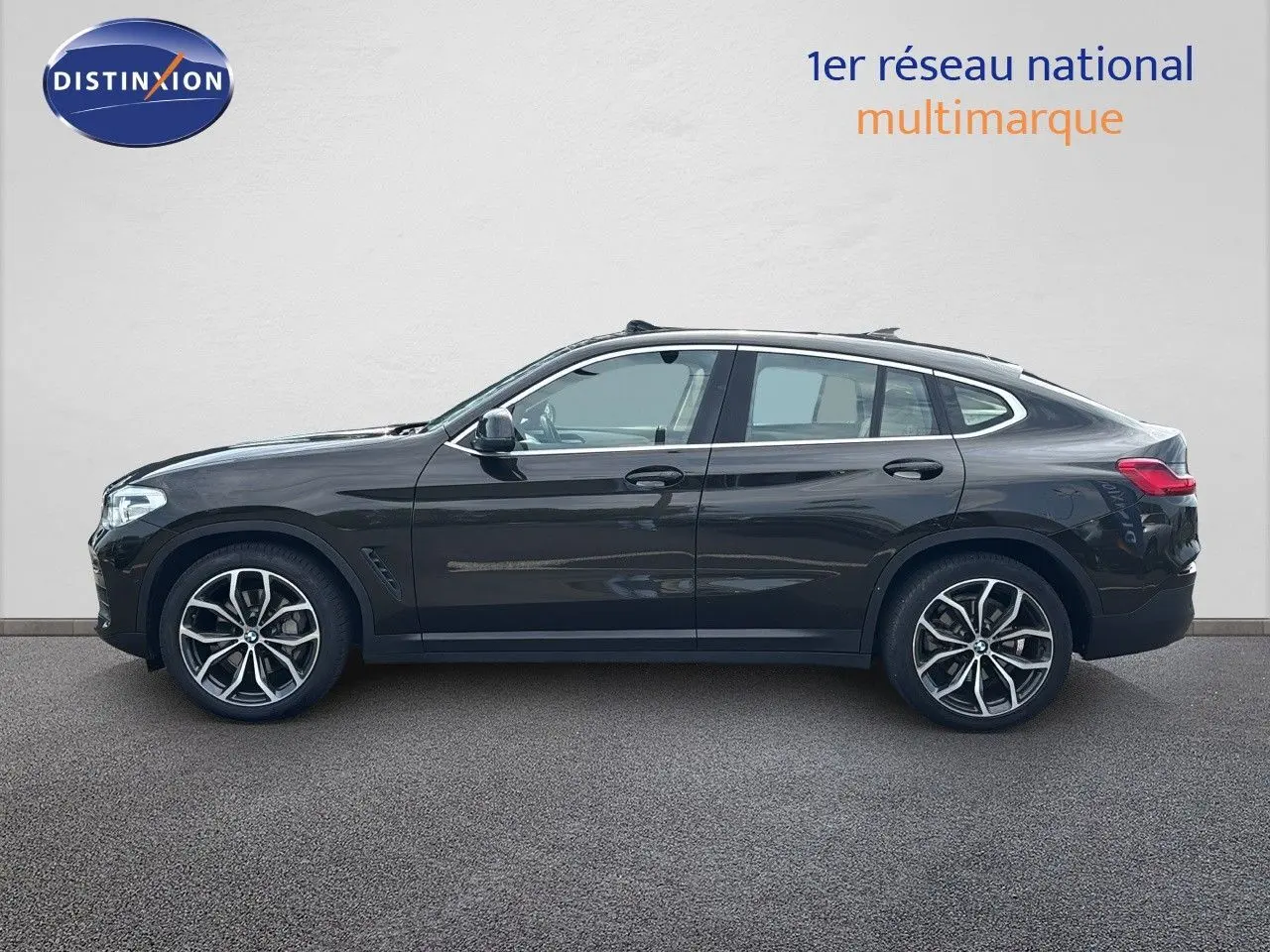 BMW X4 XDRIVE 30D 2019 en Sparkling Storm Métal vue profil côté gauche avec jantes bi-ton et toit incliné.