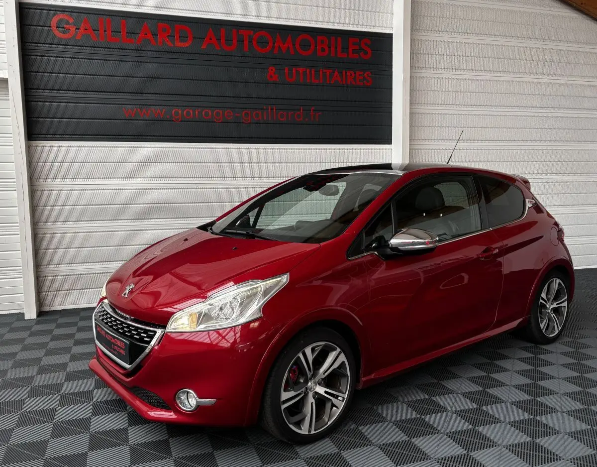 Peugeot 208 GTI rouge vue 3/4 avant droit avec toit panoramique et jantes alliage sport.