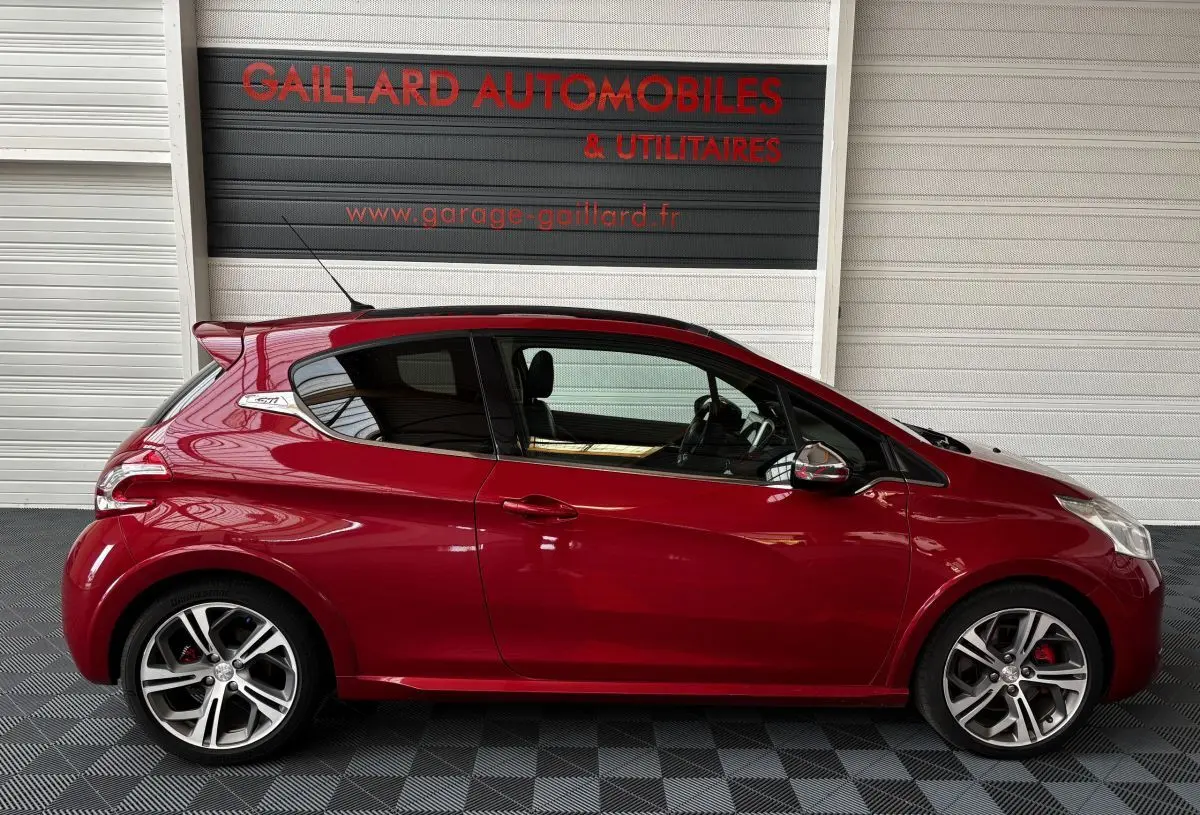 Profil côté gauche d'une Peugeot 208 GTI rouge 2013 avec toit panoramique et jantes alliage sport.
