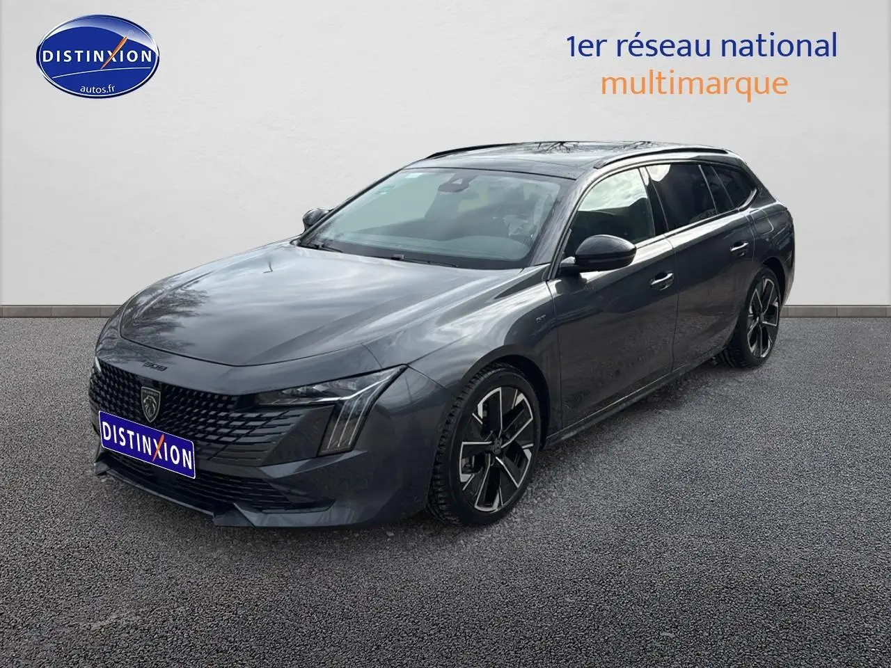 Peugeot 508 SW Hybrid gris titane vue 3/4 avant droit avec jantes alliage et calandre distinctive.