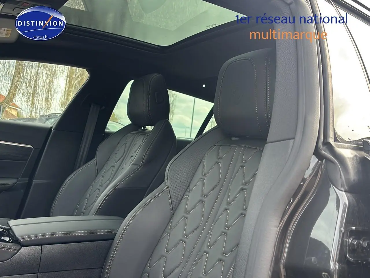 Vue intérieure côté passager avant du Peugeot 508 SW Hybrid 225 gt e-eat8 gris titane, montrant les sièges en cuir avec surpiqûres.