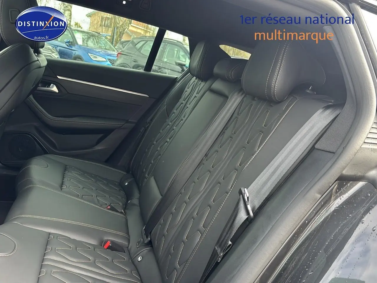 Vue latérale droite de la banquette arrière en cuir noir avec surpiqûres contrastées du Peugeot 508 SW gris titane.