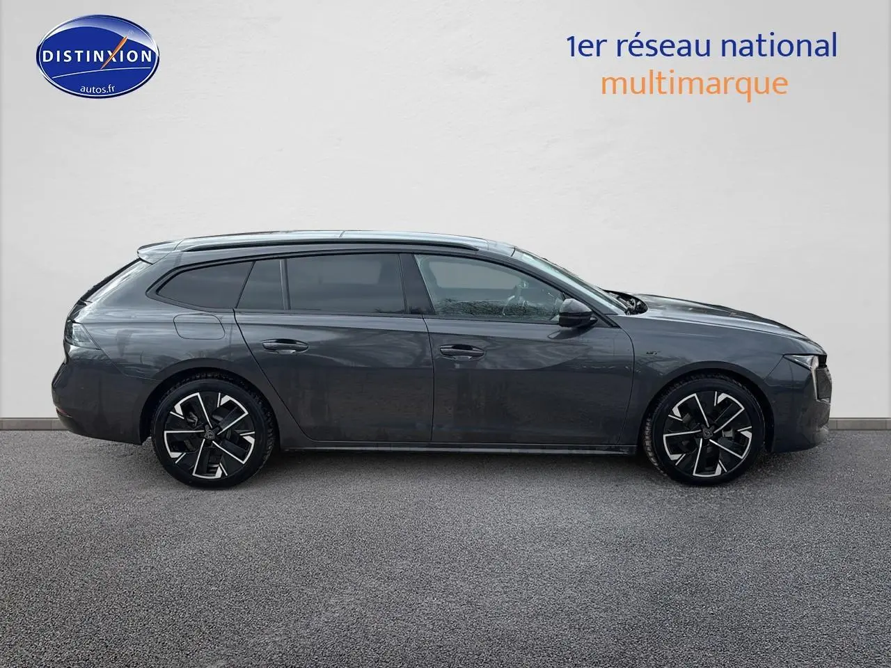 Profil droit d'une Peugeot 508 SW Hybrid 225 GT gris titane avec jantes alliage noires et vitres teintées.