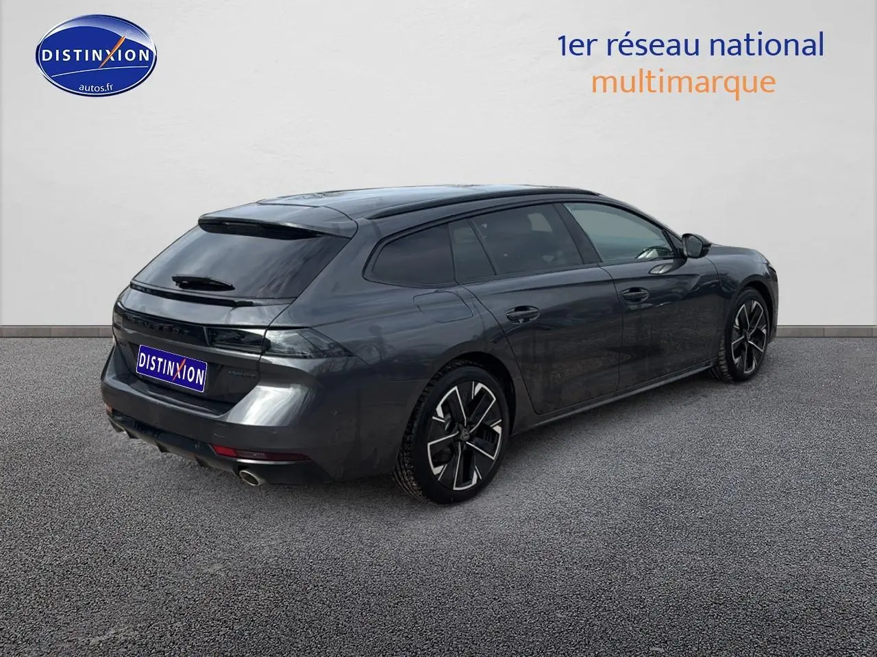 Peugeot 508 SW Hybrid gris titane en 3/4 arrière droit, avec jantes alliage et vitres surteintées.