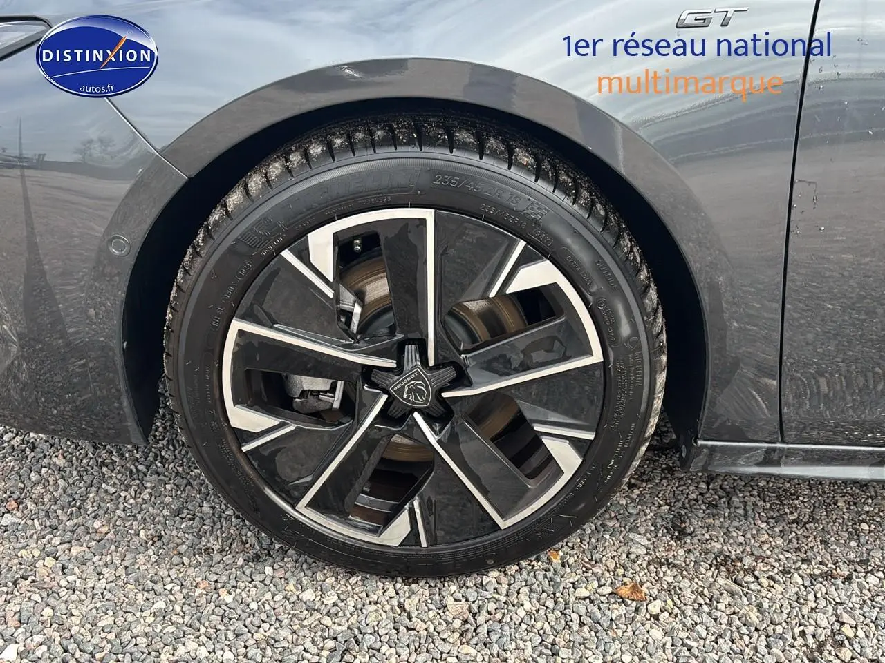 Gros plan sur la jante alu noire et argentée côté avant droit d’une Peugeot 508 SW gris titane 2024.