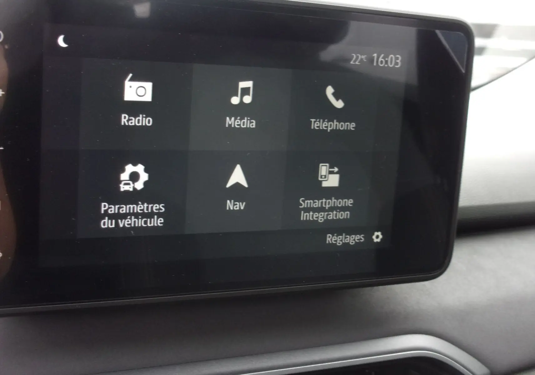 Écran tactile central du tableau de bord du Dacia Jogger 2025 affichant les options radio, média, téléphone et navigation.