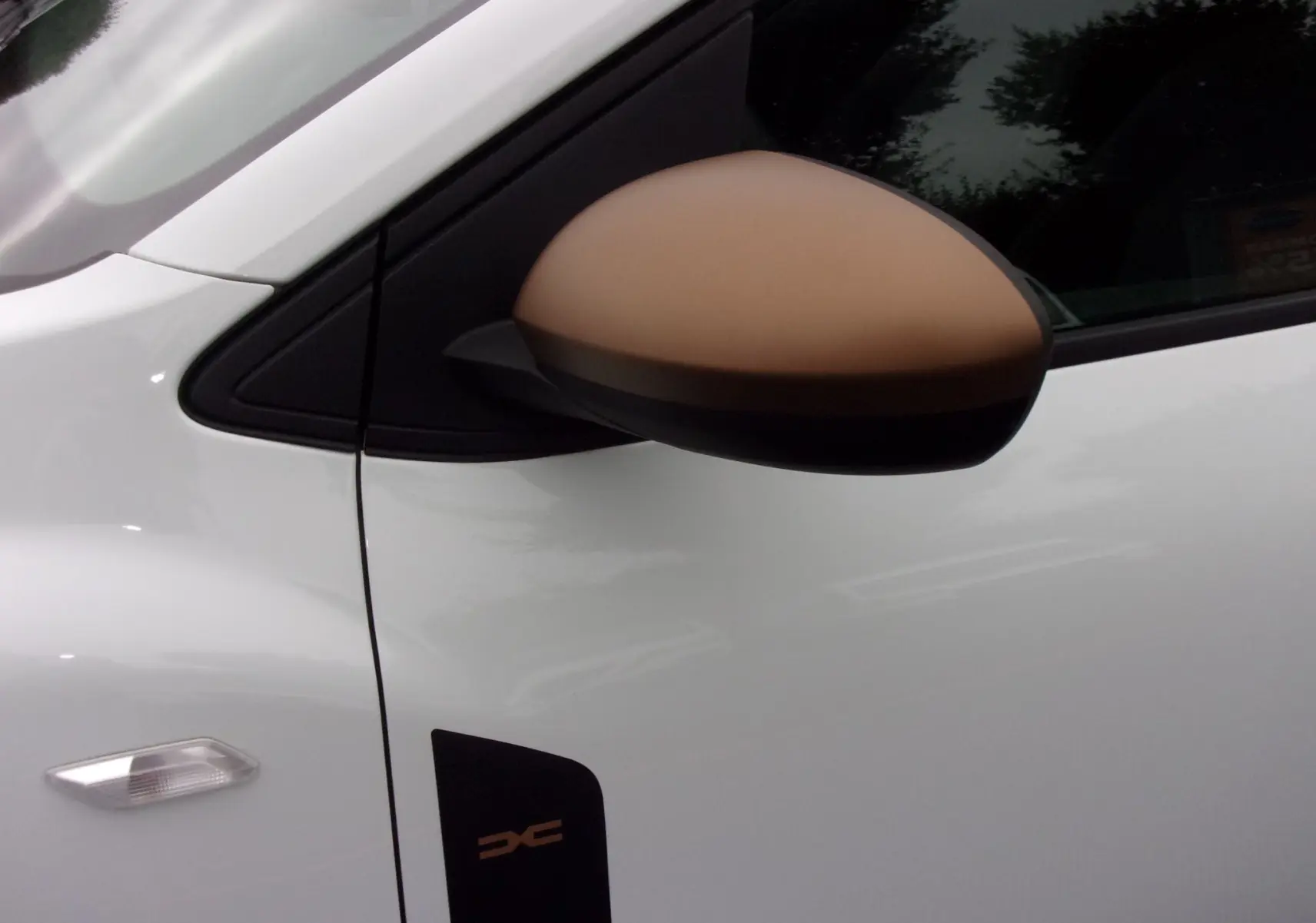 Gros plan sur le rétroviseur marron côté gauche d'une Dacia Jogger blanc 2025 version ECO-G 100 7 PL EXTREME +