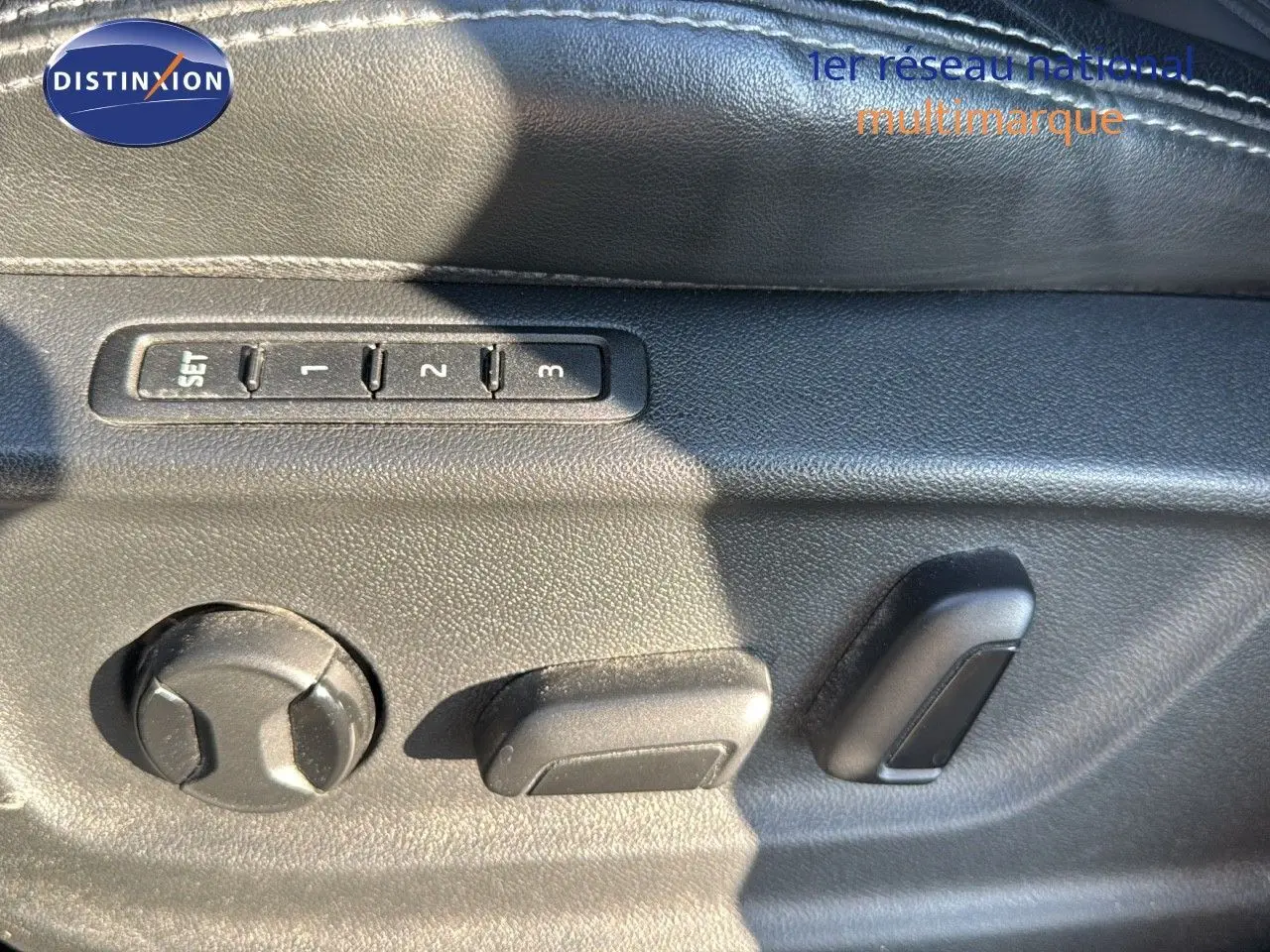 Détail des commandes de réglage électrique des sièges en cuir noir dans un Skoda Kodiaq blanc 2018.