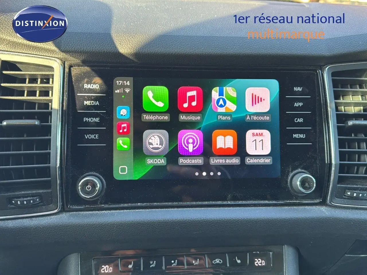 Écran tactile central du tableau de bord du Skoda Kodiaq 2018 affichant les applications connectées, entouré d'aérations noires.